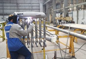 Tarifaço leva a demissões e férias coletivas em metalúrgicas de