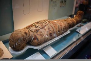 Tatuagens de 2.500 anos são encontradas em múmia congelada