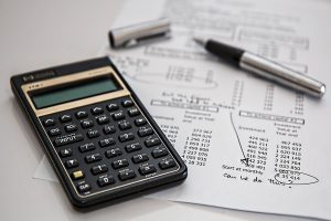Taxa média de juros segue estável em julho, mas acumula