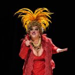 Teatro Arthur Azevedo recebe monólogo “Nasci pra ser Dercy”, com
