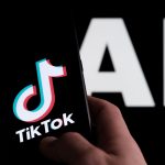 TikTok aposta em IA e demite equipe de moderação no