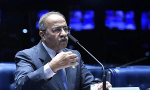 Titular da CPMI do INSS é senador investigado por desvio