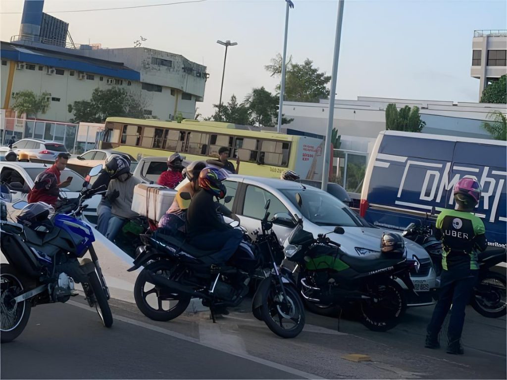 Tropas de choque agem para conter manifestação de motoboys na
