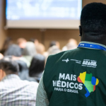 Trump ataca Mais Médicos e revoga vistos de família de