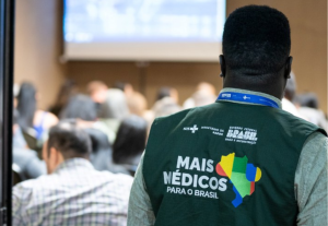 Trump ataca Mais Médicos e revoga vistos de família de