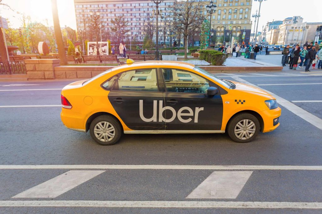 Uber busca investidores para impulsionar os robotáxis