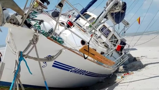 Veleiro sul-africano naufraga próximo à Ilha de Lençóis, no litoral