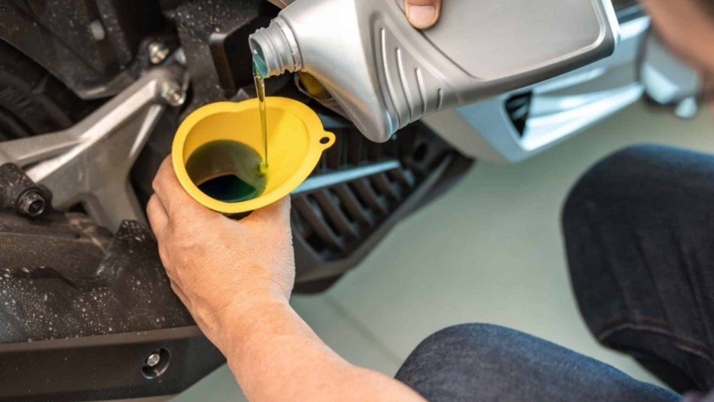 Você sabe quando deve trocar o óleo da moto? Aprenda