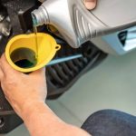 Você sabe quando deve trocar o óleo da moto? Aprenda