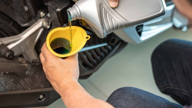 Você sabe quando deve trocar o óleo da moto? Aprenda