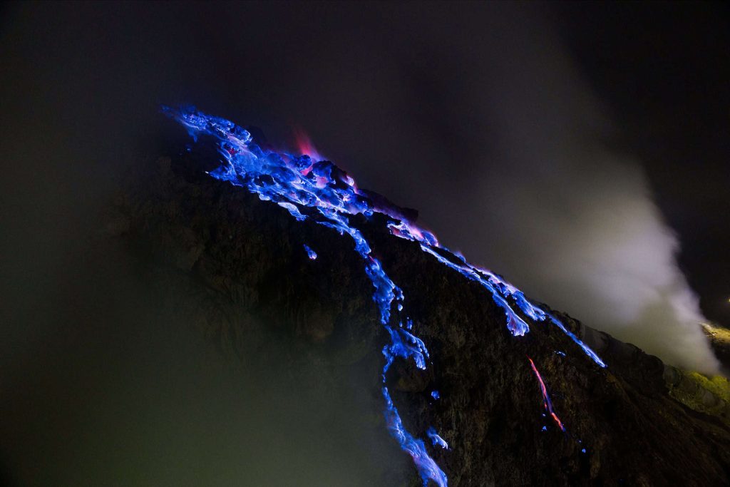 Vulcão na Indonésia exibe rara “lava azul” e lago de