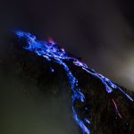 Vulcão na Indonésia exibe rara “lava azul” e lago de