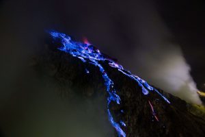 Vulcão na Indonésia exibe rara “lava azul” e lago de