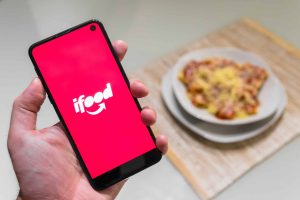 iFood lança IA no WhatsApp que pode ajudar a vender