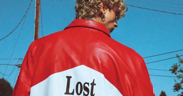 mgk lança o sétimo álbum de estúdio, “lost americana”