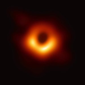1ª foto de um buraco negro revela segredo: algo está