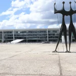 A perplexidade da política e o silêncio que interroga