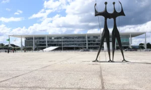 A perplexidade da política e o silêncio que interroga