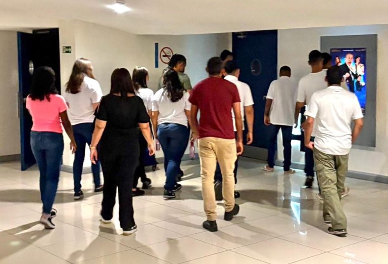 Adolescentes da Funac participam de tarde no cinema