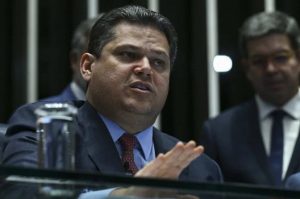 Alcolumbre busca alternativa à anistia para evitar choque com STF