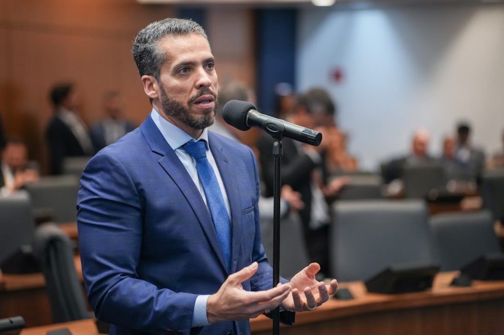Amorim critica deputados que marcam presença remota e não acompanham
