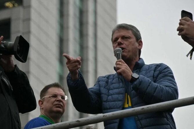 Anistia de Bolsonaro: Tarcísio retorna a Brasília para reforçar articulação