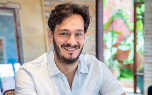 Após bombar com remakes, Globo aposta em novela inédita de