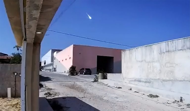 Asteroide atinge a Terra e provoca bola de fogo no