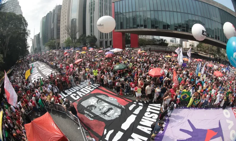 Ato contra PEC da Blindagem reúne 42 mil na Avenida
