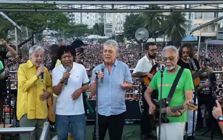 Ato em Copacabana reúne 41,8 mil contra PEC da Blindagem,