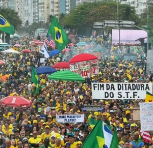 Ato pró-Bolsonaro em Copacabana pede anistia para 8 de Janeiro