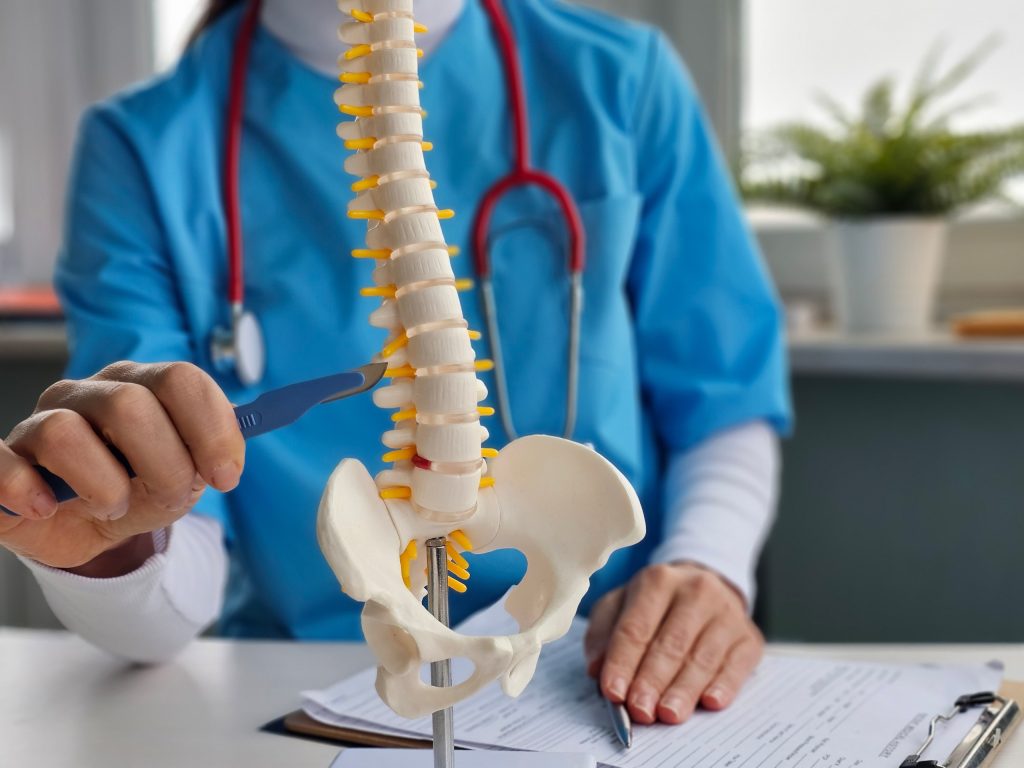 Avanço histórico: fármaco brasileiro regenera medula e pode reverter paralisia