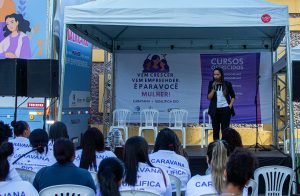 Baixada recebe caravana de capacitação profissional para mulheres vítimas de