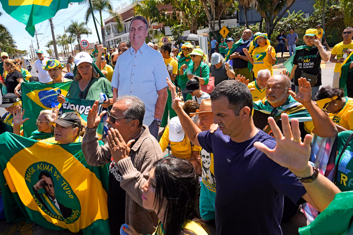 Bolsonaristas fazem atos em Brasília e pedem liberdade do ex-presidente