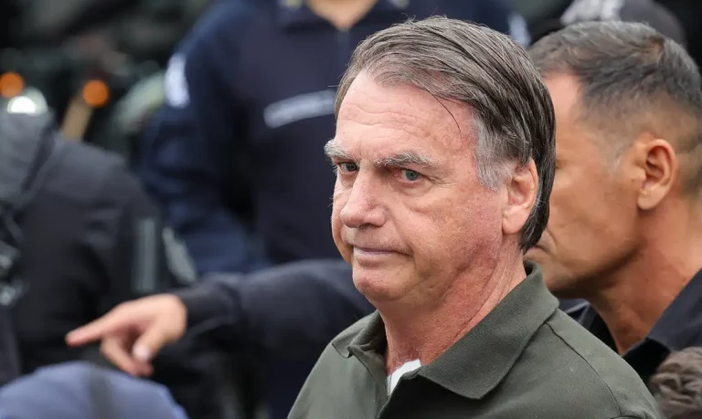 Bolsonaro apresenta melhora parcial após internação por mal-estar, diz boletim