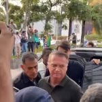 Bolsonaro chega a hospital no DF para remover lesões na