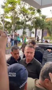 Bolsonaro chega a hospital no DF para remover lesões na