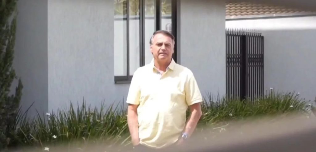 Bolsonaro compara jornalistas a “urubus na carniça” durante julgamento do