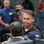 Bolsonaro deixa hospital após exames, que apontaram pneumonia residual e