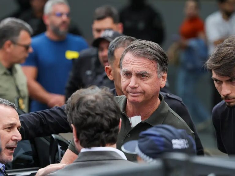 Bolsonaro deixa hospital após exames, que apontaram pneumonia residual e