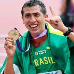 Brasileiro Caio Bonfim conquista ouro na marcha atlética em Tokio