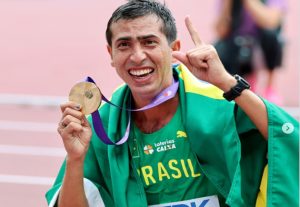 Brasileiro Caio Bonfim conquista ouro na marcha atlética em Tokio