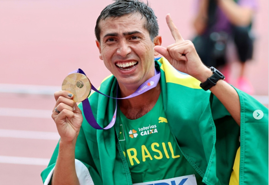 Brasileiro Caio Bonfim conquista ouro na marcha atlética em Tokio