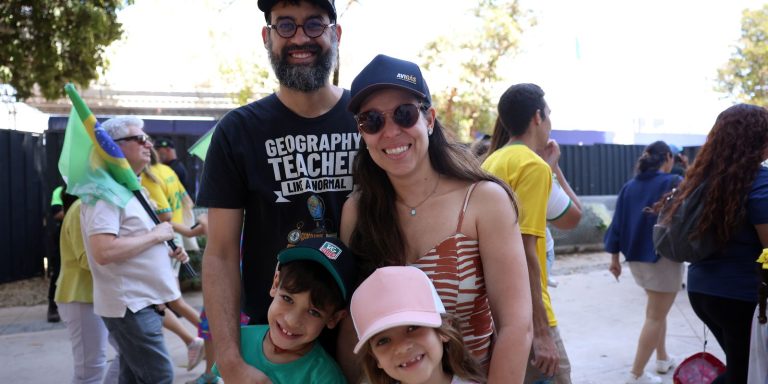 Brasileiros celebram soberania; Curupira e Zé Gotinha desfilaram