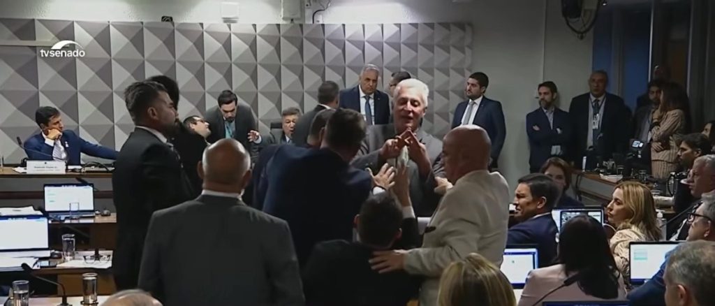 CPI do INSS quase termina em briga entre deputados durante