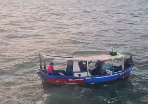 CTA resgata quatro pessoas de embarcação à deriva em Panaquatira