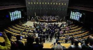 Câmara aprova blindagem inédita para parlamentares em votação no 1º