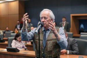 Carlos Minc denuncia ameaças de morte após polêmica sobre religião