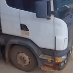 Carreta desgovernada invade casa e fere três pessoas em Açailândia