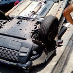 Carro capota após colisão em frente a lava jato no